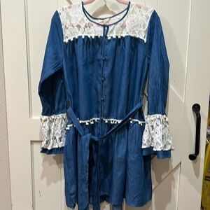 NWT Ryu, boutique brand blue chambray and white lace tunic